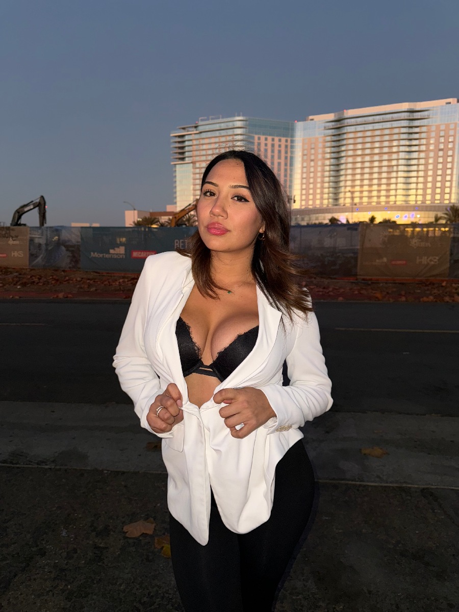 Take a pause and enjoy Ali Cruz — streaming from Qiqihar