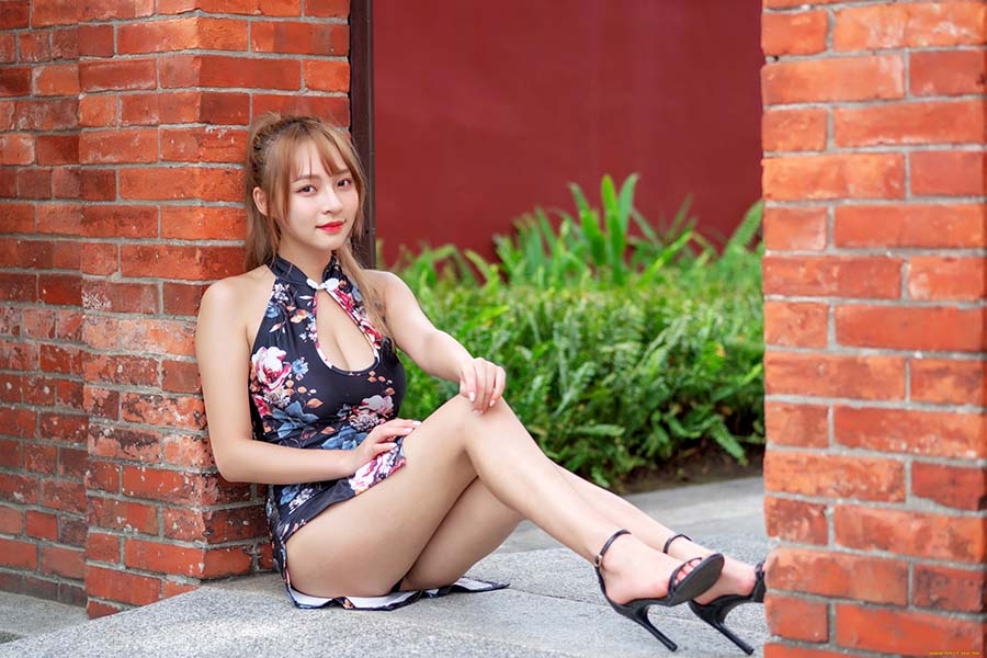 Girls in short dresses in Qiqihar