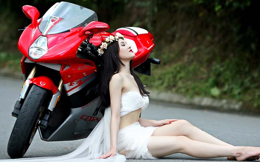Beautiful girls and motorcycles in Qiqihar